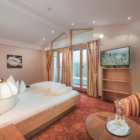 Alpvita Piz Tasna Hotell