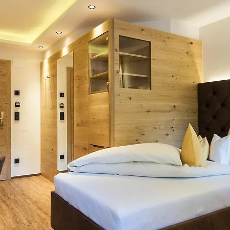 Alpvita Piz Tasna Hotell 4*